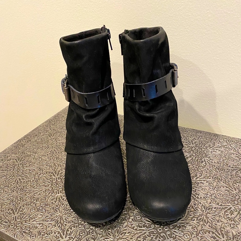 Blow fish ankle booties